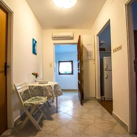 In Starigrad-paklenica 6877 *