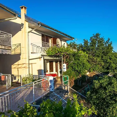 Apartamento In Starigrad-paklenica 6877 *